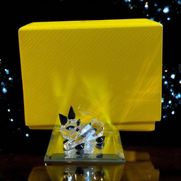 Swarovski Crystal Cat Figurine with Tail & Whiskers 1.5”x1” W/ Swarovski Box - Picture 6 of 7